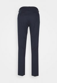 Pantalon bleu marine ajusté avec une coupe droite. Présente une texture lisse, des passants pour ceinture et deux poches arrière boutonnées.