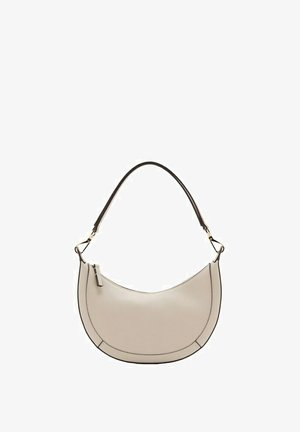 Bolso de hombro de cuero beige en forma de media luna con ribete negro, cierre de cremallera y una única correa negra.