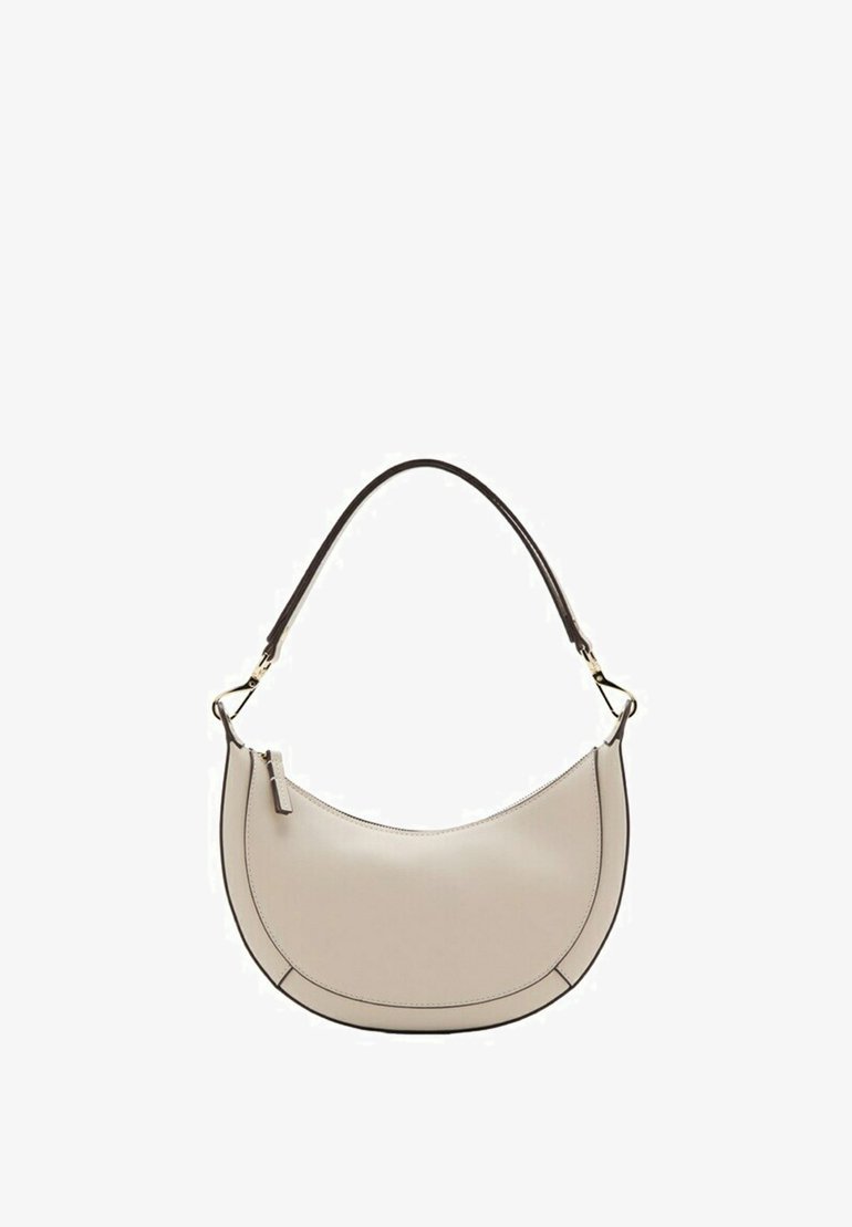 Sac à bandoulière en cuir beige en forme de croissant avec bordure noire, fermeture éclair et une seule sangle noire.