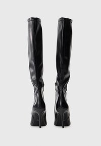 Schwarze Lederstiefel bis zum Knie mit schlanker Silhouette, hohen Stiletto-Absätzen und einem seitlichen Reißverschluss. Glatte Textur mit minimalen Details.