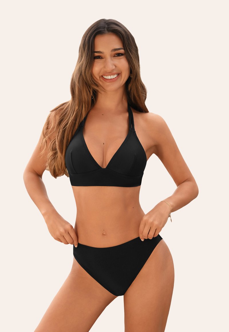Černý bikini s vrchem na zavazování za krk a trojúhelníkovými košíčky, doplněný o odpovídající vysoké spodní díly, vyrobený z hladkého, elastického materiálu.