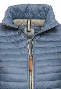 Hellblaues Puffer-Weste mit diagonaler Steppstruktur, Frontreißverschluss und beigem Innenfutter. Verfügt über ein braunes Etikett am Reißverschluss und gestreifte Akzente.