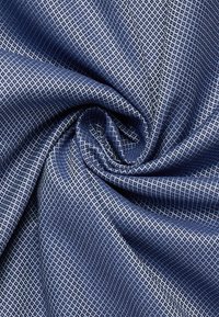 Blauwe stof met een textuurpatroon van geometrische vormen, met een ruitrooster in verschillende tinten blauw, fijn geweven voor een gladde afwerking.