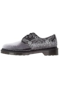 Chaussure en velours gris à lacets avec un motif floral embossé, semelle épaisse noire et petit talon, vue de côté.