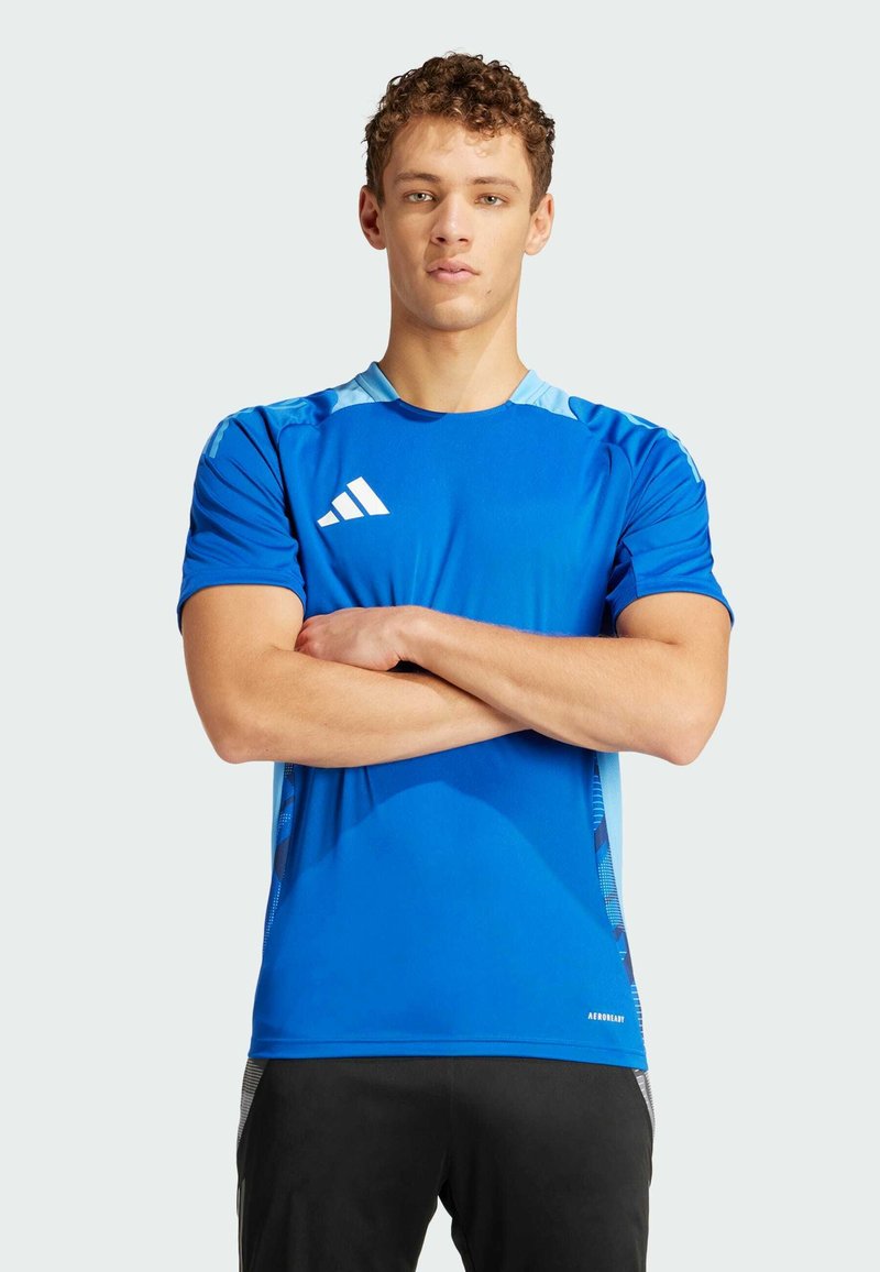 Blaues Sport-T-Shirt mit kurzen Ärmeln, Rundhalskragen, drei weißen Streifen-Logo auf der Brust und strukturierten seitlichen Details.
