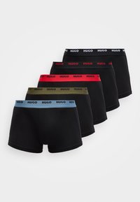 Cuecas boxer masculinas, tecido preto com a marca HUGO nas faixas da cintura. Disponíveis em opções de faixa da cintura nas cores vermelho, oliva e azul. Corte clássico.