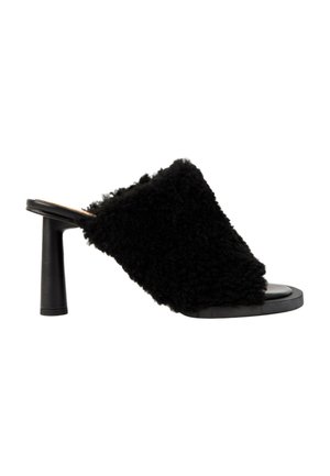Mule noire à bout ouvert avec talon cylindrique haut et tige texturée et duveteuse couvrant l'avant du pied.