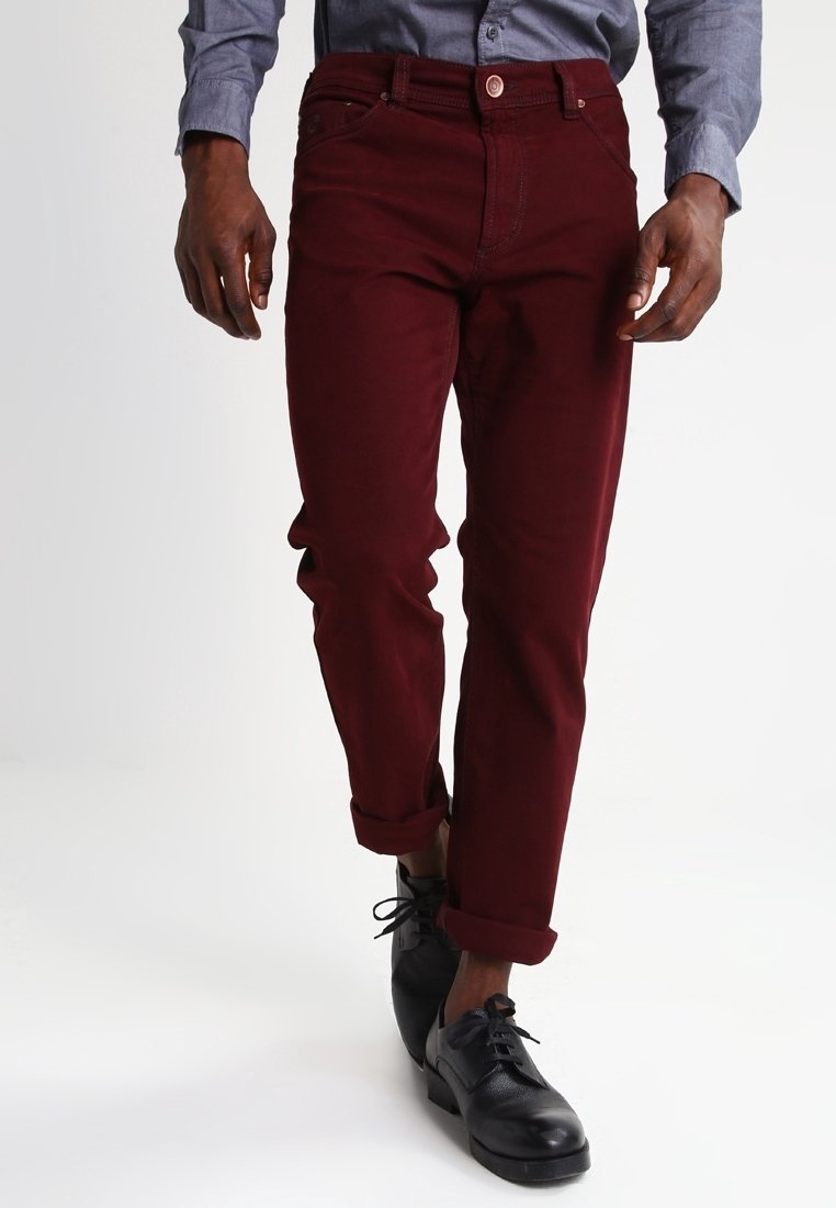 Pantaloni slim-fit bordeaux realizzati in cotone resistente, con un classico design a cinque tasche, orli arrotolati e chiusura con bottone.