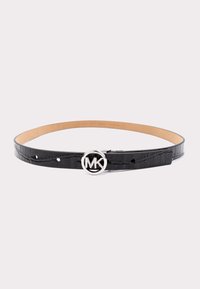 Zwarte krokodillen-embossed leren riem met een zilveren ronde gesp met de initialen "MK." Zachte textuur, verstelbare maat met meerdere gaatjes.