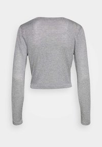 Maglione cropped a maniche lunghe in tessuto a maglia metallica grigio chiaro. Presenta un collo rotondo e una superficie leggermente testurizzata. Nessun motivo o accessorio.