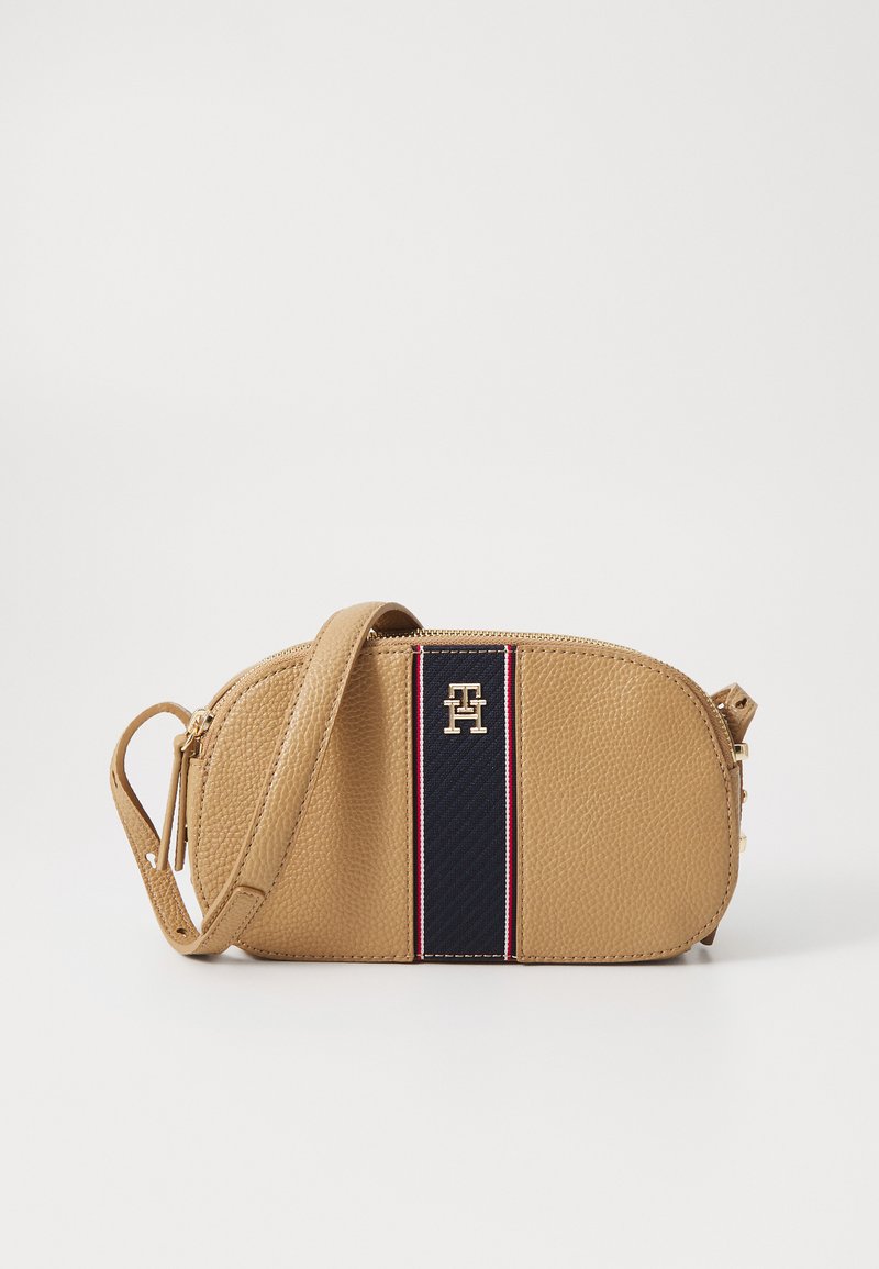 Borsa a tracolla in pelle color cuoio con superficie texturizzata, striscia blu navy, accenti rossi e bianchi, logo dorato e tracolla regolabile. Chiusura con zip.