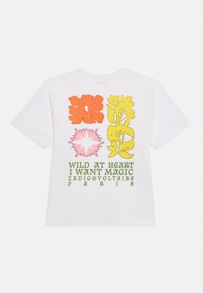 Λευκό μπλουζάκι με πολύχρωμα λουλουδένια και αστέρια πάνω από πράσινο κείμενο που γράφει «Wild at heart I want magic Zadig & Voltaire Paris» στην πλάτη.