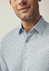 Next EASY IRON PRINTED OXFORD REGULAR FIT - Marškiniai - white navy blue geometric