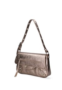 Borsa a tracolla in bronzo metallico con chiusura a patta, tracolla regolabile con rivetti e tasca con zip sul retro. Superficie liscia nel complesso.