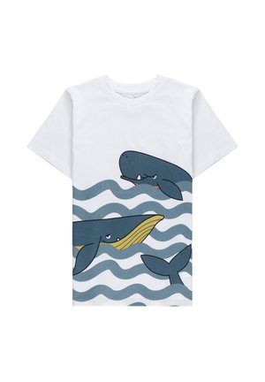 T-shirt bianca con design a fumetti di due balene blu che nuotano in acqua oceanica increspata, una balena mostra placche di fanoni gialli.