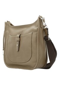 Beige Leder Umhängetasche mit strukturiertem Finish, Vordertasche, verstellbarem braunem Tragegurt und silbernen Hardware-Akzenten.