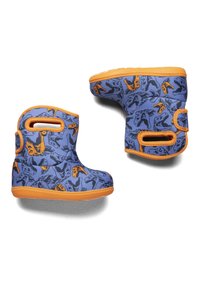 Bottes imperméables bleues avec un motif de dinosaure orange. Forme arrondie avec des poignées latérales pour un enfilage facile. Semelles en caoutchouc texturées.