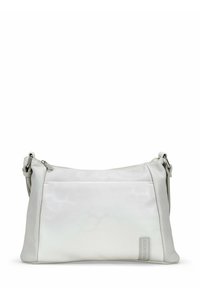 Bolso bandolera de cuero blanco con una textura suave, diseño angular, cierre de cremallera y un bolsillo frontal con un sutil acento de logo.