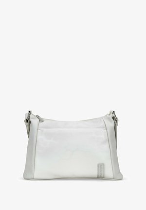 Bolso bandolera de cuero blanco con una textura suave, diseño angular, cierre de cremallera y un bolsillo frontal con un sutil acento de logo.