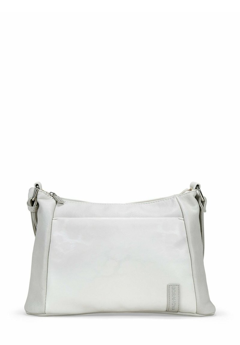 Bolso bandolera de cuero blanco con una textura suave, diseño angular, cierre de cremallera y un bolsillo frontal con un sutil acento de logo.