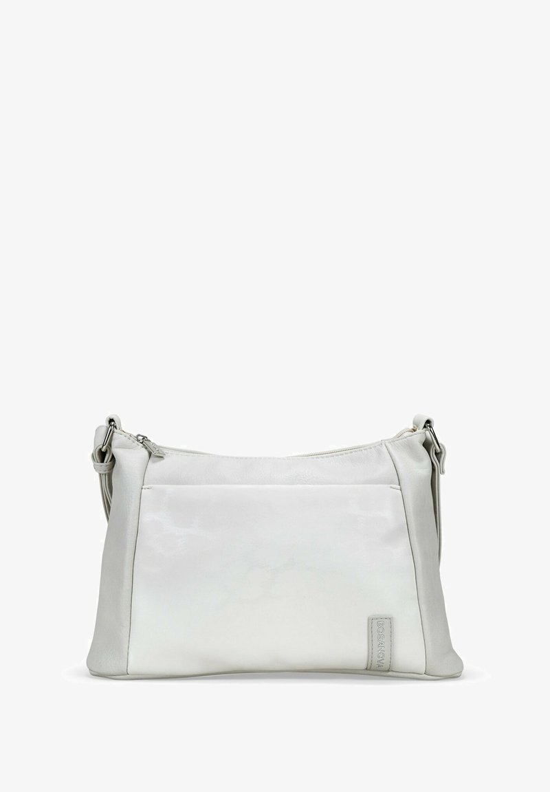 Bolso bandolera de cuero blanco con una textura suave, diseño angular, cierre de cremallera y un bolsillo frontal con un sutil acento de logo.