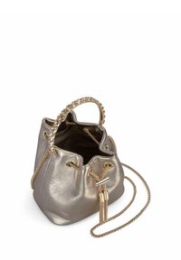 Bolsa de bucket metálica plateada con asa decorativa de cadena, cierre de cordón y acabado en piel texturizada. Acentos en dorado detallan el diseño.