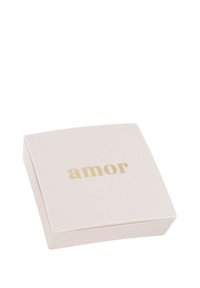 Scatola quadrata di colore rosa pallido con una superficie liscia; "amor" in rilievo dorato sul coperchio. Design semplice con angoli arrotondati.