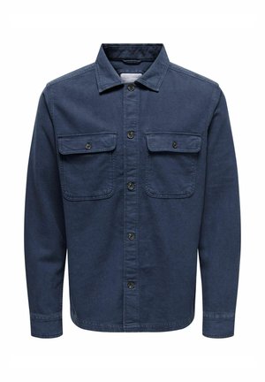 Donkerblauwe denim shirt met een knoopsluiting aan de voorkant, twee borstzakken en lange mouwen. Kenmerkt zich door een klassieke kraag en gestructureerde stof.