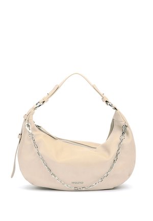 Bolso de hombro de cuero beige con detalle de cadena plateada, cierre con cremallera y logotipo de la marca "Pikolinos" en la parte frontal.