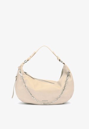 Bolso de hombro de cuero beige con detalle de cadena plateada, cierre con cremallera y logotipo de la marca "Pikolinos" en la parte frontal.