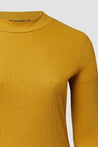 Senfgelbes, geripptes Langarmshirt mit hohem Kragen und weicher Textur. Verfügt über dezente vertikale Linien und eine taillierte Silhouette.