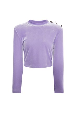 Top corto a manica lunga in velluto morbido lavanda. Caratterizzato da un collo rotondo e tre bottoni decorativi su una spalla. Effetto brillantezza sottile.