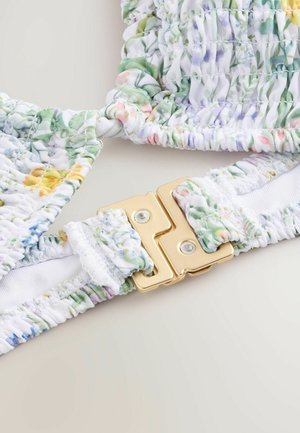 Haut de bikini à imprimé floral avec tissu froncé, couleurs pastel et fermeture à boucle métallique dorée avec une sangle blanche lisse.