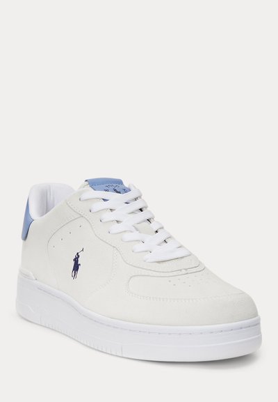 Beli športni čevelj z modrimi jezički na peti in pri jeziku, belimi vezalkami ter majhnim temnomodrim logotipom polo igralca na strani.