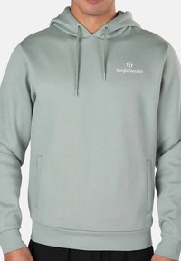 Felpa leggera verde chiaro con tasca a marsupio frontale, cordini e logo ricamato sul petto. Presenta una texture liscia e una vestibilità comoda.