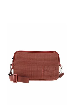 Petit sac bandoulière rectangulaire de couleur rouille avec tissu texturé, sangle réglable et ferrures argentées.