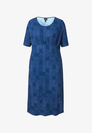 Sininen kuviollinen mekko, joka on valmistettu pehmeästä kankaasta. Mekossa on lyhyet hihat, pyöreä pääntie ja kootut yksityiskohdat vyötäröllä.