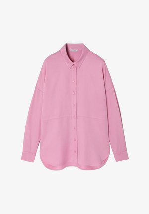 Chemise rose à manches longues, boutonnée avec col, coupe décontractée, détails de couture subtils et ourlet arrondi. Texture du tissu lisse.