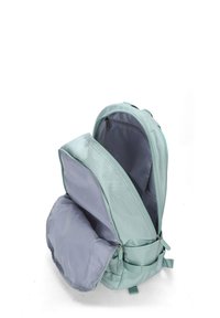 Sac à dos vert clair avec un compartiment principal zippé et une section intérieure rembourrée. Doté d'un doublure grise et de sangles réglables.