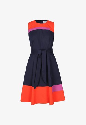 Vaatteet ilman hihoja, joissa on tummansininen vartalo, kirkas oranssi kaula-aukko ja värilohkottu hame purppuran ja oranssin osioilla. Sisältää sidotun vyötärön.