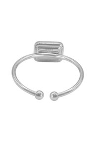 Anello per asciugamani in metallo argentato con design circolare, dotato di due estremità sferiche e una piastra di montaggio rettangolare. Texture liscia e lucida.