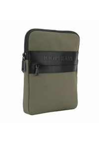 Copertina per laptop di colore verde oliva realizzata in materiale morbido, con una fascia nera testurizzata che presenta il logo "JOOP! JEANS", chiusura con zip e doppie linguette della zip.