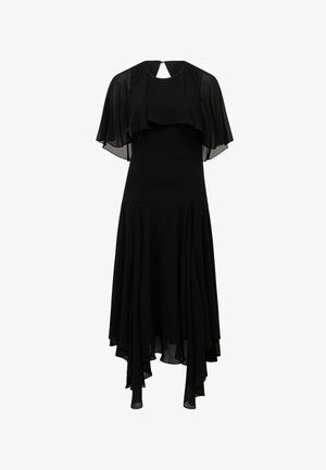 Svart kjole med korte, transparente fladdermansjetter, rund halsutskjæring, spalte bak og flytende, asymmetrisk nederkant.