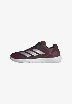 Dunkelroter Sportschuh mit weißer Sohle und drei reflektierenden silbernen Streifen an der Seite, niedrigem Schnitt und Schnürsenkeln vorne.