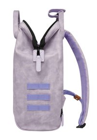 Mochila morada con una textura suave, cuenta con un cierre en la parte superior, correas ajustables y tres lazos de tela horizontales en la parte frontal.