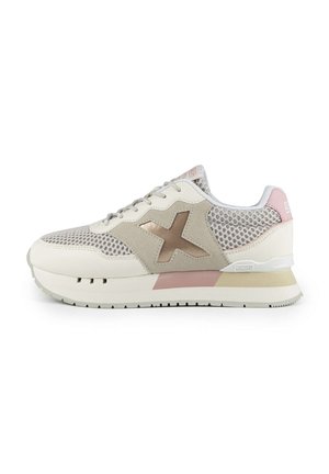 Zapatillas con parte superior de malla en beige y acentos en rosa claro, con un logotipo metálico dorado, suela en capas y collar acolchado.