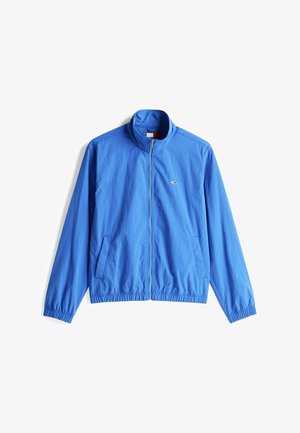 Hellblaues Windbreaker-Jacke mit hohem Kragen, Reißverschluss vorne, elastischen Bündchen und zwei Seitentaschen. Hergestellt aus leichtem Stoff.