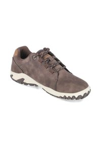 Brauner Leder-Casual-Sneaker mit weißer robuster Sohle, Schnürung vorne und gepolstertem Kragen, aus Dreiviertelperspektive auf weißem Hintergrund gezeigt.
