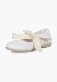 Witte stoffen ballerina's met een gestructureerde bovenkant, een ronde neus en een beige enkelband met een strikdetail. Flexibele zool voor comfort.