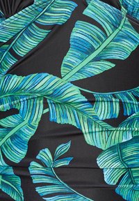 Czarna tkanina z dużymi, żywymi zielonymi i niebieskimi wzorami liści z detalicznymi teksturami żył, tworząc tropikalny wygląd.